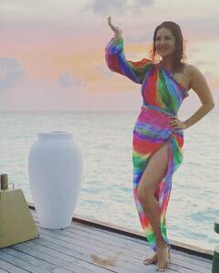 Sunny Leone Photos: सोने की बेबी डॉल हुई सतरंगी, समंदर किनारे इंद्रधनुष के रंगो में रंगी दिखीं सनी लियोन