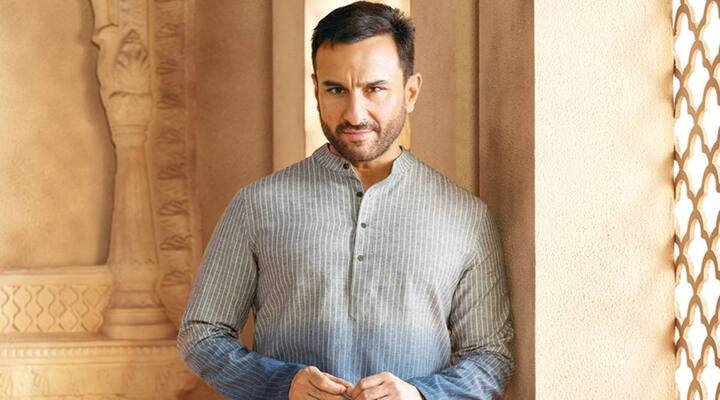 सैफ अली खान: ख़बरों की मानें तो सैफ अली खान को किताबें पढ़ने का शौक है. कहते हैं कि सैफ अली खान अपने बाथरूम में घंटों समय बिताना पसंद करते हैं. दरअसल, सैफ के बाथरूम में एक छोटी सी लाइब्रेरी मौजूद है. ऐसे में सैफ घंटों यहां बैठकर किताबें पढ़ते हैं.