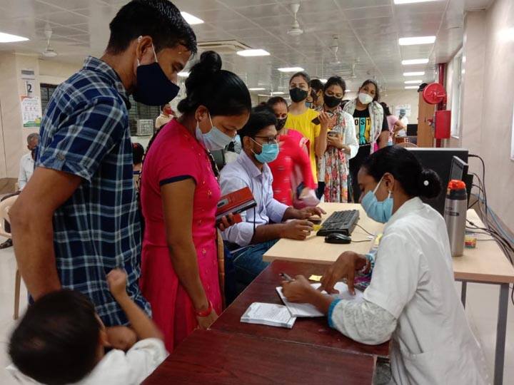 वैक्सीनेशन के लिए प्रयागराज में टीकाकरण केंद्रों पर उमड़ी भीड़, कई जगह अफरा-तफरी