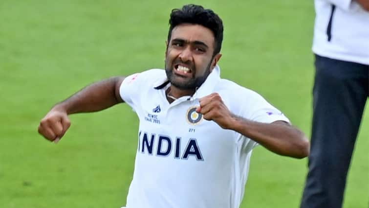 ENG vs IND: Twitter dejected spotting Ravichandran Ashwin sitting all alone at The Oval ENG vs IND 2021: মাঠে খেলছেন বিরাটরা, প্যাভিলিয়নে একা বসে অশ্বিন, ছবি ভাইরাল সোশ্যাল মিডিয়ায়