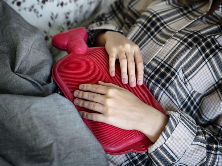 best home remedies for periods pain menstruation cramps पीरियड क्रैंप्स से राहत पाने के लिए अपनाएं ये घरेलू उपाय, दर्द और चुभन से मिलेगी राहत