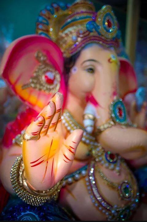 নিয়ম মতো সন্ধেবেলা গণেশের পুজো করা হয়। হলুদ বা লাল রঙের বস্ত্র পরে, শুদ্ধ মনে লাল ফুল, দূর্বা, সিঁদুর, মিষ্টি দিয়ে পুজো হয় সিদ্ধিদাতা গণেশকে।