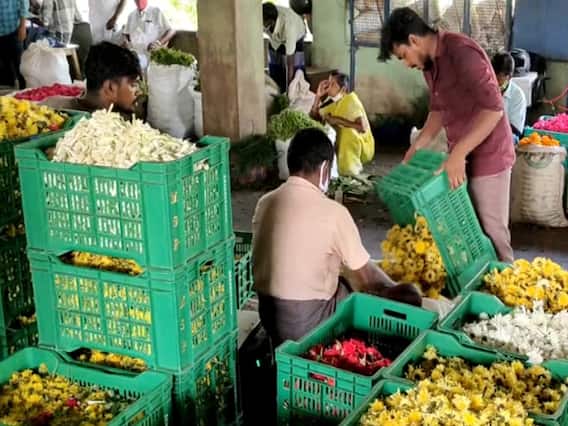 மல்லிகை இவ்வளவு தான்... செவ்வந்தி அவ்வளவு தான்... இன்றைய பூக்களின் விலை நிலவரம்!