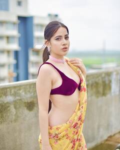 રિપ્ડ ડેનિમ જેકેટની અંદર સ્પૉર્ટ્સ બ્રા પહેરવા પર ટ્રૉલ થઇ આ હૉટ એક્ટ્રેસ, જુઓ તસવીરો