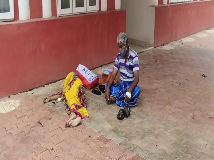 COVID Positive Couple Holds Protest Alleging Poor Quality Treatment At Govt Hospital In Tamil Nadu's Chengalpattu COVID Positive Couple Holds Protest Alleging Poor Quality Treatment At Govt Hospital In Tamil Nadu