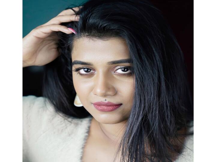 மௌனம் பேசும் மொழிகூட அழகடி ஆயுள் நீல அது போதும் வருடி