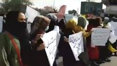 Talibani लड़ाके ने की महिला पत्रकारों को कुचलने की कोशिश | सीधे फील्ड से