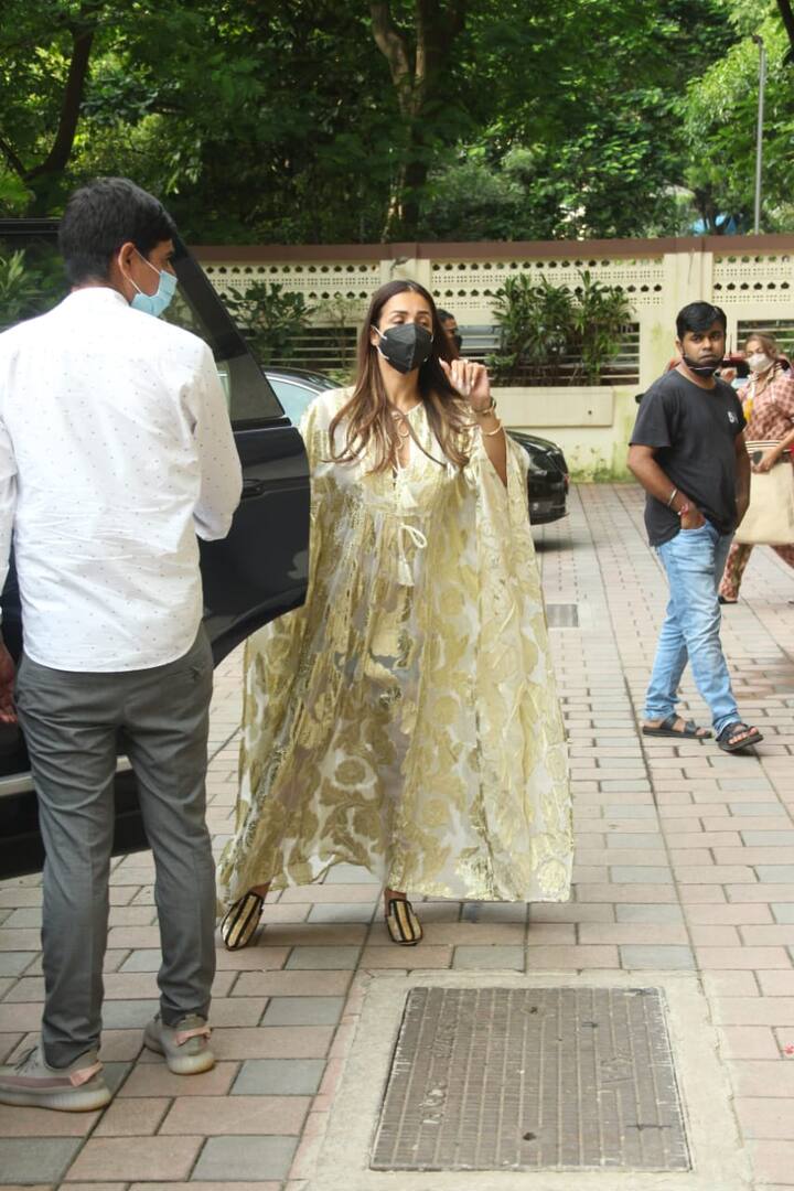 यूं तो मलाइका अरोड़ा (Malaika arora) काफी स्टाइलिश हैं और हर बार ही उनका एक हटके अंदाज नजर आ जाता है जो फैंस का दिन बना देता है. और फिर से मलाइका अपने पहनावे को लेकर चर्चा में आ गई हैं.