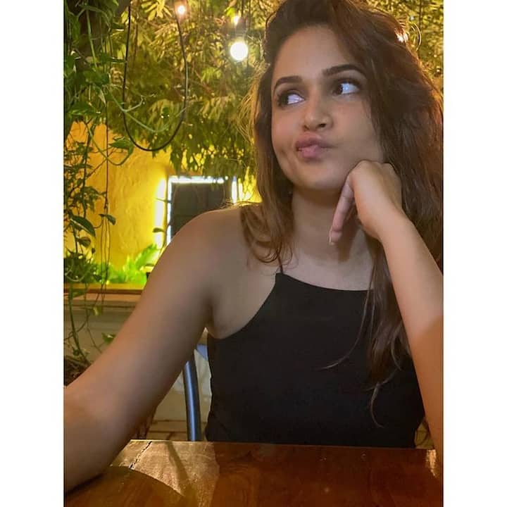 (Courtesy : Instagram) 'అందాల రాక్షసి' సినిమాతో హీరోయిన్ గా పరిచయమైంది లావణ్య త్రిపాఠి. తొలి సినిమాతోనే మంచి గుర్తింపు తెచ్చుకుంది.