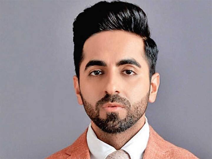 आयुष्मान खुराना : बॉलीवुड के टैलेंटेड स्टार्स में से एक आयुष्मान खुराना दांतों की सफाई को लेकर बेहद सतर्क रहते हैं. मीडिया रिपोर्ट्स की मानें तो आयुष्मान अपने मोती से चमकते दांतों के लिए एक डेंटल किट हमेशा अपने पास रखते हैं.