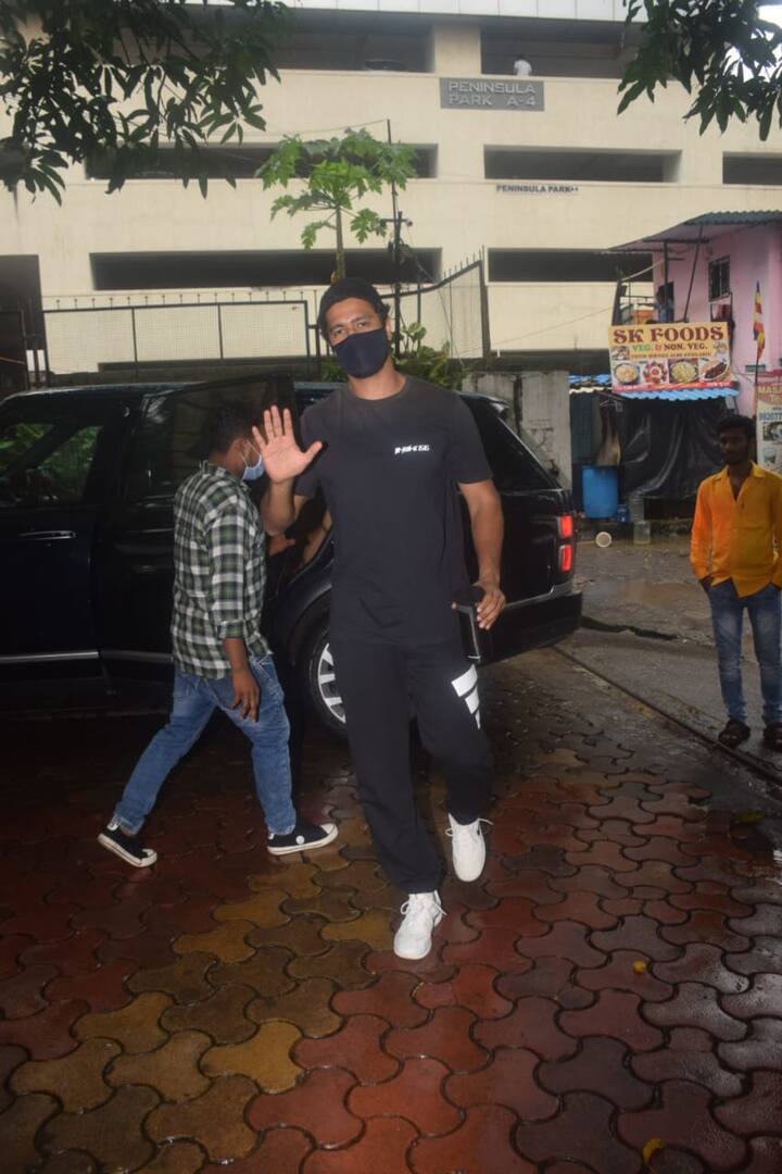 विक्की और कियारा ने अलीबाग में शूट किए जाने वाले एक गाने की प्रैक्टिस शुरू कर दी है.