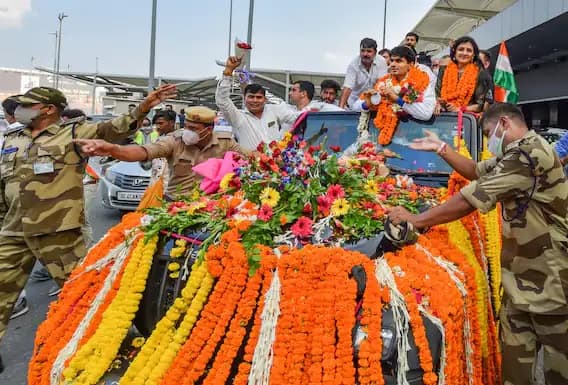 সোমবার টোকিও থেকে দেশে ফিরলেন প্যারালিম্পিক্সে যোগ দেওয়া অ্যাথলিটরা। বিমানবন্দরে তাঁদের স্বাগত জানানোর জন্য হাজির ছিলেন বহু মানুষ। ছবি সৌজন্যে পিটিআই