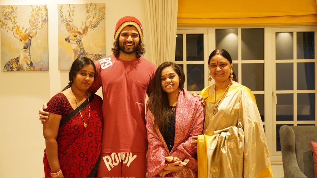 Vijay Deverakonda keeps his promise Makes Indian Idol 12's Shanmukhapriya sing for Liger Vijay Deverakonda : అభిమానికిచ్చిన మాట నిలబెట్టుకున్న రౌడీ హీరో..