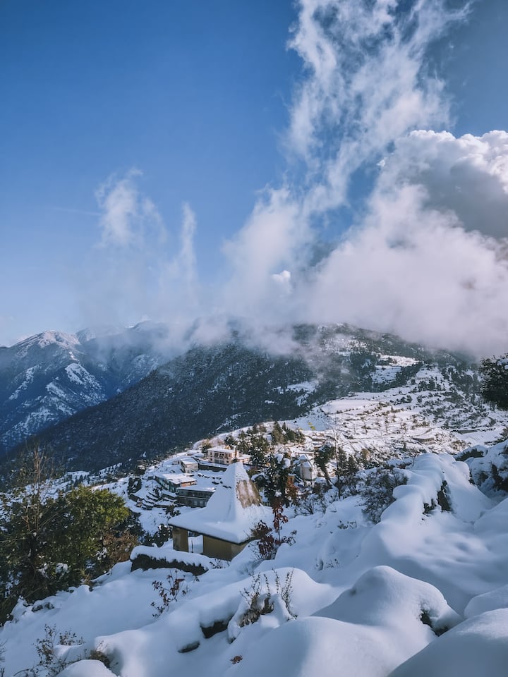 এই মন্দির বন্ধ হওয়ার আগে প্রদীপ জ্বালিয়ে যাওয়া হয়। ছ'মাস পরও একইভাবে সেই প্রদীপ জ্বলতে দেখা যায় মন্দির খোলার পর।