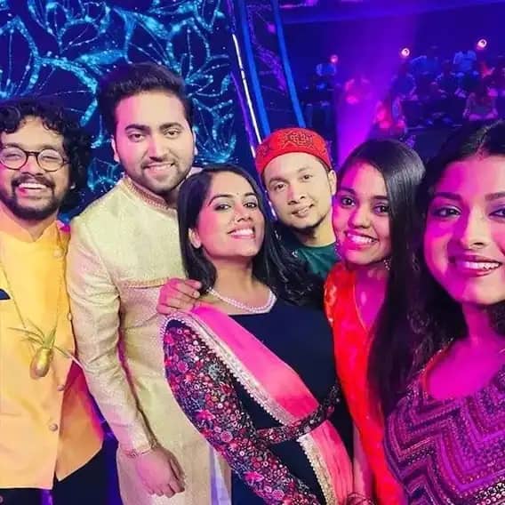 ইন্ডিয়ান আইডল ১২-র প্রতিযোগীরা কউন বনেগা ক্রোড়পতি ১৩-র সেটে গিয়ে একসঙ্গে ছবি তোলেন।