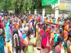 ’எங்க ஊர காஞ்சிபுரம் மாநகராட்சியோடு இணைக்காதீங்க’- ஆட்சியர் அலுவலகத்தை முற்றுகையிட்ட பெண்கள்..!