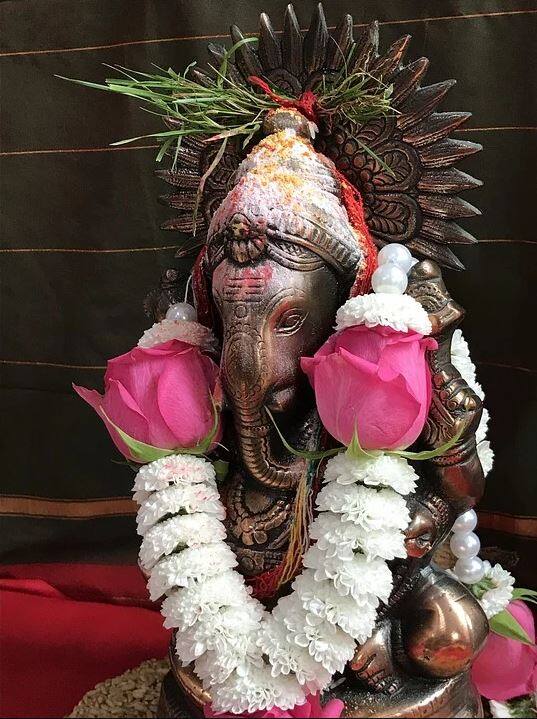 শাস্ত্র অনুযায়ী গণেশ হলেন সমৃদ্ধি ও শ্রীবৃদ্ধির দেবতা ৷ বলা হয় গণেশ থাকলে, বুদ্ধি-সম্মান-প্রতিপত্তি লাভ হয় সংসারে ৷
