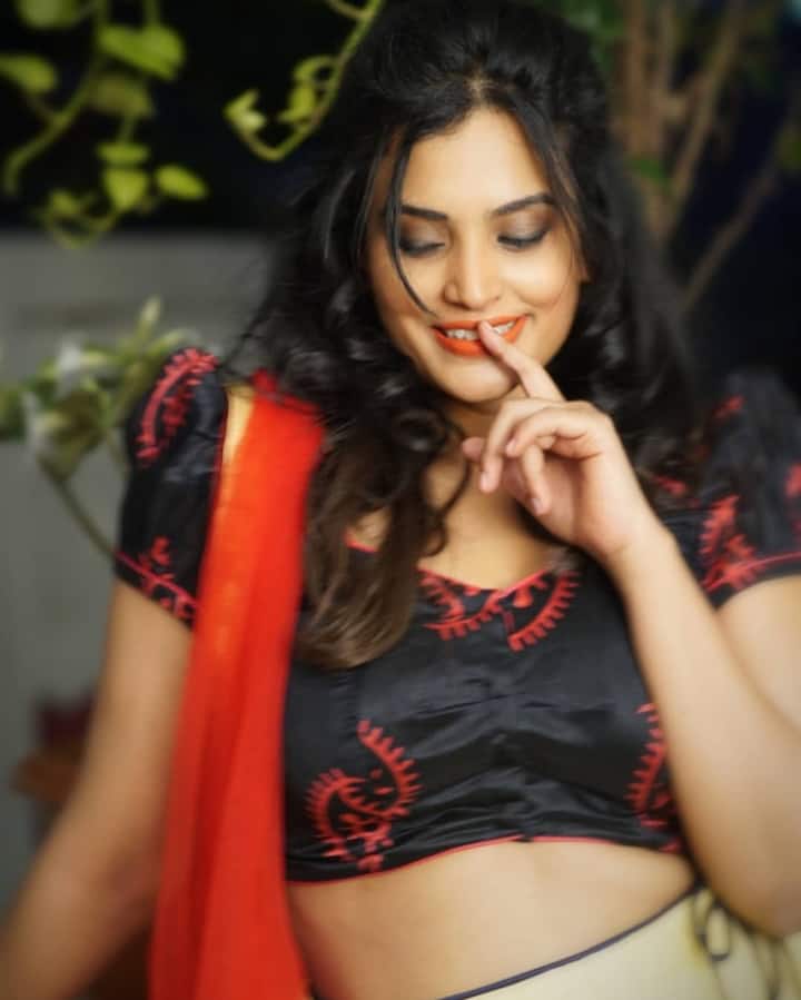 అందం, అభినయం కలిగిన సరయు.. మరి బిగ్ బాస్ ద్వారా సాధారణ ప్రేక్షకులను మెప్పిస్తుందో లేదో చూడాలి.
