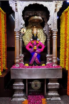 Shravan 2021 : आज शेवटचा श्रावणी सोमवार, पंढरपूरच्या विठ्ठल मंदिराला आकर्षक फुलांची आरास