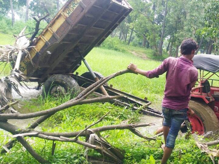 Bihar: Sand mining in Aurangabad with Illegal process villagers and mafia attack on the police team ann बिहारः अवैध तरीके से बालू लदे ट्रैक्टर को पकड़ने गई पुलिस की टीम पर हमला, वाहन जब्त, कई लोगों पर FIR