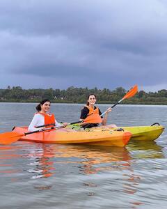 Samantha Ruth Prabhu Photos: शादी टूटने की अटकलों के बीच दोस्त के साथ वैकेशन एन्जॉय करती दिखीं Samantha, शेयर की ये खास तस्वीरें