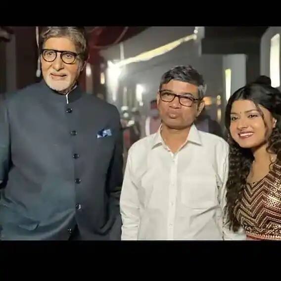 ইন্ডিয়ান আইডল ১২-র ফাইনালিস্ট অরুণিতা কাঞ্জিলাল ও তাঁর বাবা অমিতাভের সঙ্গে ছবি তোলেন।