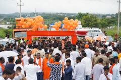100 కిలోమీటర్లు దాటిన బీజేపీ ప్రజాసంగ్రామ యాత్ర.. 100 కేజీల కేక్ కట్ చేసిన బండి సంజయ్