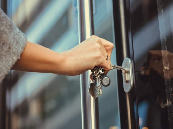 Vellore ASP Albert John Introduces new system to ensure safety of locked houses for  vellore subdivison  . 'வெளியூர் போறீங்களா? இதை செய்யுங்க; வீட்டுக்கு நாங்க காவல்' - வேலூர் போலீசாரின் அதிரடி திட்டம்!