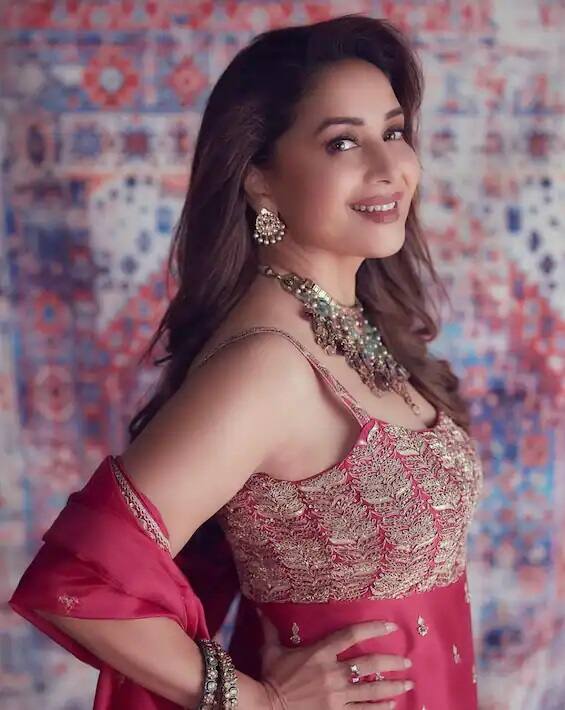 ਰਿਪੋਰਟਾਂ ਮੁਤਾਬਕ ਇਸ ਸ਼ਰਾਰਾ ਸੈੱਟ ਦੀ ਕੀਮਤ 85,000 ਰੁਪਏ ਹੈ। ਇਹ ਸ਼ਰਾਰ ਸੈੱਟ ਚੰਦੇਰੀ ਰੇਸ਼ਮ ਦਾ ਬਣਿਆ ਹੋਇਆ ਹੈ।