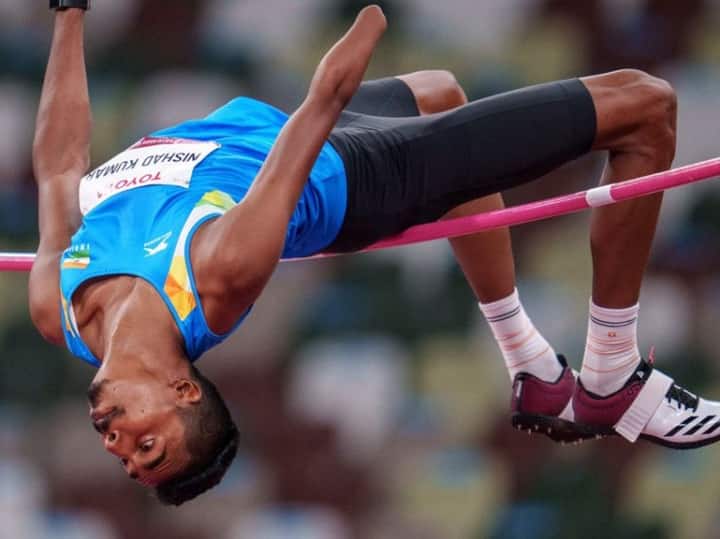 निषाद कुमार: भारत के लिए एक और रिकॉर्ड मेडल एथलेटिक्स से आया. पुरुषों की हाई जंप T47 इवेंट में निषाद कुमार ने एशियाई रिकॉर्ड के साथ सिल्वर मेडल अपने नाम किया. निषाद ने 2.06 मीटर की ऊंची कूद लगाकर ये एशियाई रिकॉर्ड कायम किया.