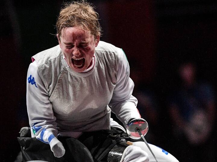 फेंसिंग 'बेब' ने डिफेंड किया अपना टाइटल: फेंसिंग के खेल में आइकॉन इटली की बीटराइस 'बेब' वीओ दुनिया की सबसे मशहूर पैरा ओलंपियन में से एक हैं. वीओ ने शानदार खेल का प्रदर्शन करते हुए टोक्यो में एक बार फिर गोल्ड मेडल पर कब्जा जमाकर रियो में जीते अपने टाइटल को सफलतापूर्वक डिफेंड किया. 24 वर्षीय वीओ के दोनों ही हाथ और पांव नहीं हैं. महज 11 साल की उम्र में ही वो मैनिंजाइटिस से ग्रस्त हो गई थीं. उन्होंने फेंसिंग की महिला इंडिविजुअल फॉयल केटेगरी बी के फाइनल में चीन की झाओ जिंगजिंग को 15-9 से मात देकर गोल्ड मेडल पर कब्जा जमाया. इटली की इस सनसनी को अपनी बिजली सी गति और कोर्ट पर अपनी जोरदार आवाज के लिए जाना जाता है. साथ ही वीओ उन नौ पैरालंपियन में से एक हैं जिन्होंने विख्यात डाक्यूमेंट्री राइजिंग फीनिक्स में फीचर किया था. इसके अलावा वीओ एक मोटिवेशनल स्पीकर, ऑथर, एक्टर, टीवी होस्ट और दिव्यांगता के क्षेत्र में काम करने वाली समाजसेवी भी हैं. वीओ ने इस से पहले रियो में भेज झाओ को हराकर अपना पहला गोल्ड जीता था. उस समय उनकी उम्र महज 19 साल थी।