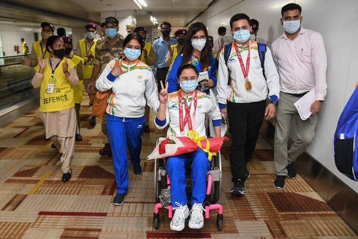 అభిమానులు కూడా పెద్ద ఎత్తున విమానాశ్రయానికి చేరుకుని క్రీడాకారులకు స్వాగతం పలికారు.
