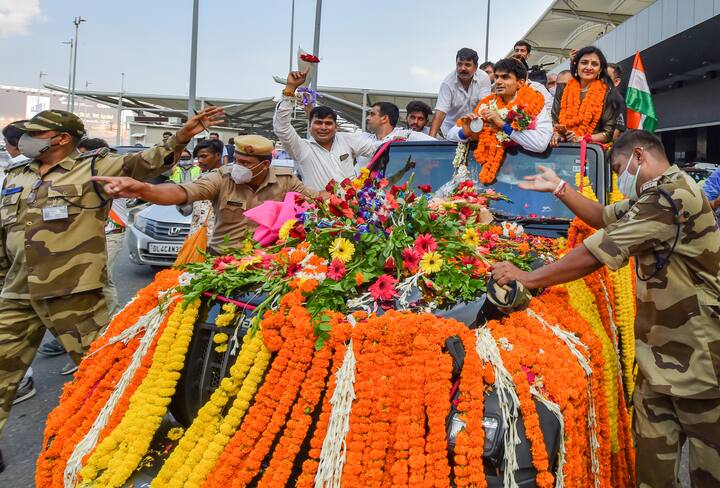The supporters and families of India's triumphant Paralympic athletes thronged the airport for a glimpse of the heroes who returned India to a rousing reception and thunderous applause on Monday. Photo: PTI