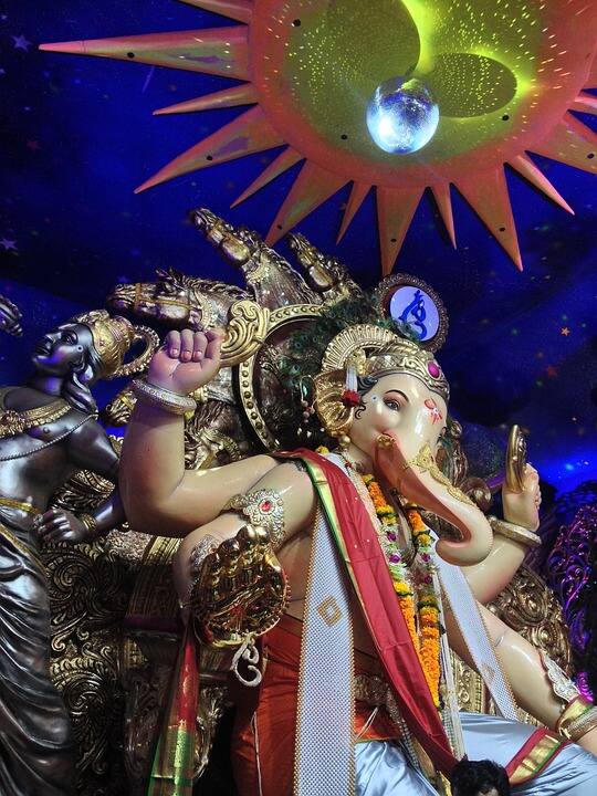 বিশেষজ্ঞরা বলেন গণপতির মূর্তি বাড়িতে আনার আগে খেয়াল রাখবেন যে ঘরের উত্তর-পূর্ব দিকে তা প্রতিষ্ঠা করবেন। শাস্ত্র বলছে, গণেশ ঠাকুর দক্ষিণ দিকে মুখ করে রাখা উচিৎ ৷