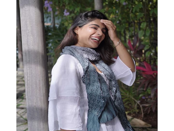 சிறு நூலா துணியில் இருந்து தனியாக விலகி விழுந்து மனமிங்கே இளகி போச்சு மெதுவா