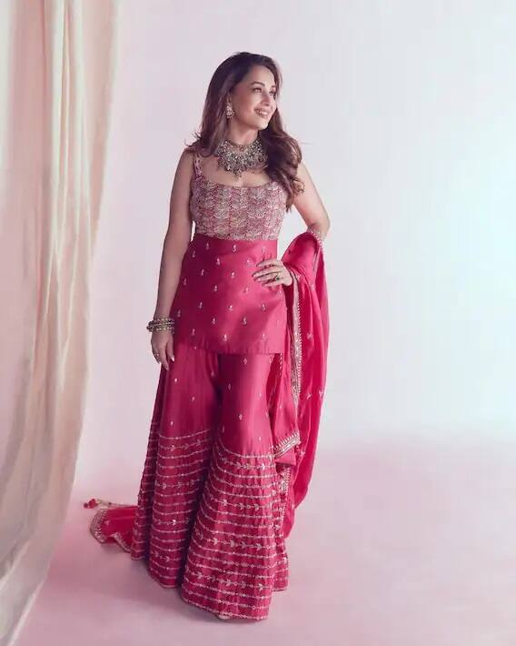 ਮਾਧੁਰੀ ਦੇ ਇਸ ਆਊਟਫਿਟ ਦੀ ਸੋਸ਼ਲ ਮੀਡੀਆ ' ਖੂਬ ਚਰਚਾ ਹੋ ਰਹੀ ਹੈ।