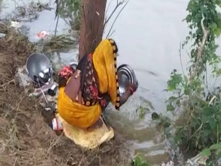 गोरखपुर में नदियों ने मचाही तबाही, नहीं मिल रही मदद, बाढ़ का पानी पीने को मजबूर हैं लोग