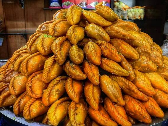 Hartalika Teej Special Gujiya: हरतालिका तीज पर घर में आसानी से बनाएं सूजी की गुजिया, जानें बेहद आसान रेसिपी Hartalika Teej Special Gujiya: हरतालिका तीज पर घर में आसानी से बनाएं सूजी की गुजिया, जानें बेहद आसान रेसिपी