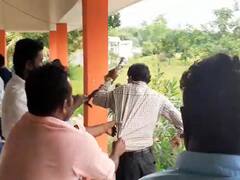 Guntur Video: విద్యార్థినితో అసభ్య ప్రవర్తన.. స్కూల్లోనే టీచర్‌పై దాడి