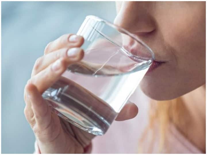 Health and Fitness Tips: जरूरत से ज्यादा पानी  पीना बिगाड़ सकता है आपकी सेहत, जानें