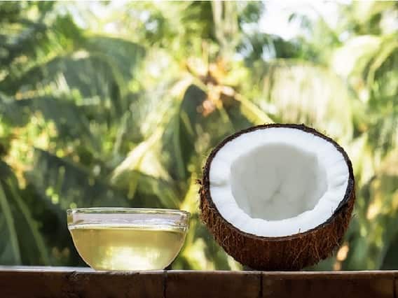 Coconut oil : தலைக்கு தேங்காய் எண்ணெய்.. அட இத்தனை நன்மை செய்யுமா?