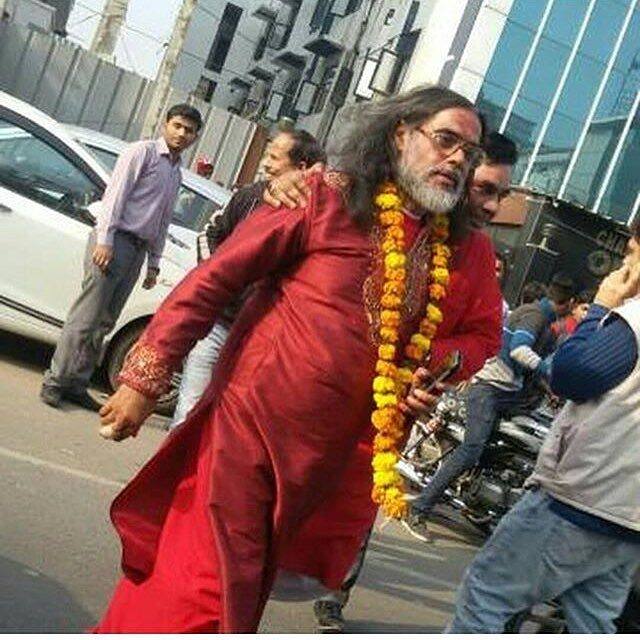 स्वामी ओम(Swami Om) बिग बॉस 10 के कंटेस्टेंट रहे थे. उन्होंने इस शो में काफी हंगामा किया था. अपनी हरकतों की वजह से वो शो के सबसे विवादित कंटेस्टेट बन गए थे. स्वामी ओम पैरलाइज हो गए थे. इस बीमारी के चलते उनका निधन हो गया.