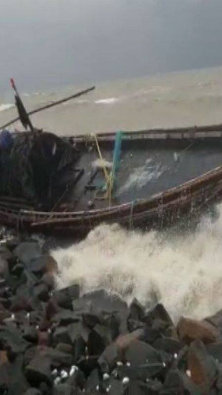 দিঘা উপকূল জুড়ে জলোচ্ছ্বাস, ডুবল ট্রলার