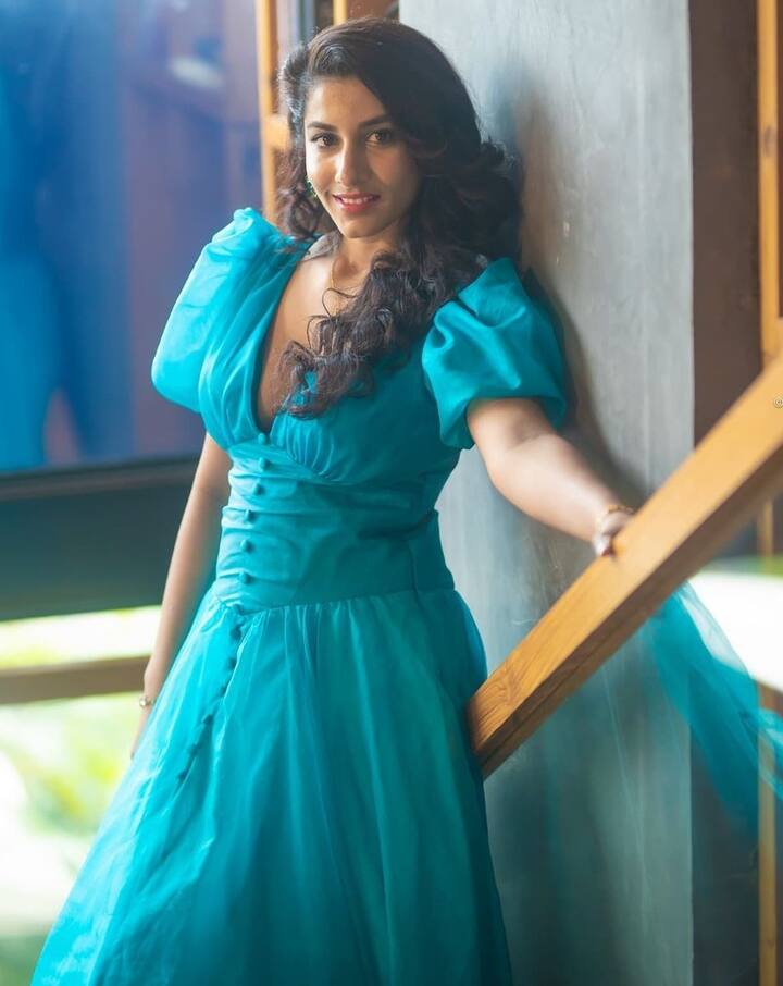 ‘ది బేకర్ అండ్ ది బ్యూటీ’ వెబ్ సీరిస్ ట్రైలర్ ప్రారంభంలో భాగంగా.. విష్ణు ప్రియా స్టన్నింగ్ డ్రస్తో సర్ప్రైజ్ చేసింది. - Image Credit: Vishnu Priya/Instagram