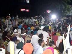 Karnal Farmers Protest: महापंचायत और मार्च के बाद अब करनाल में मिनी सचिवालय के गेट पर धरने पर बैठे किसान, देखें फोटो