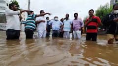 Karimnagar: నీట మునిగిన కరీంనగర్.. మోకాళ్ల లోతు నీటిలోనే మంత్రి సమీక్ష