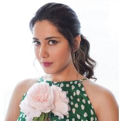 Rashi Khanna Photos: వైరల్ అవుతున్న రాశీఖన్నా బ్యాక్ లెస్ అందాలు