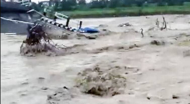 Alternate road on Dehradun-Rishikesh highway swept away amid heavy rain | Video ਬਾਰਸ਼ 'ਚ ਵਹਿ ਗਈ ਸੜਕ, ਟਰੱਕ ਵੀ ਰੁੜ ਤੁਰਿਆ, ਵੀਡੀਓ ਆਈ ਸਾਹਮਣੇ