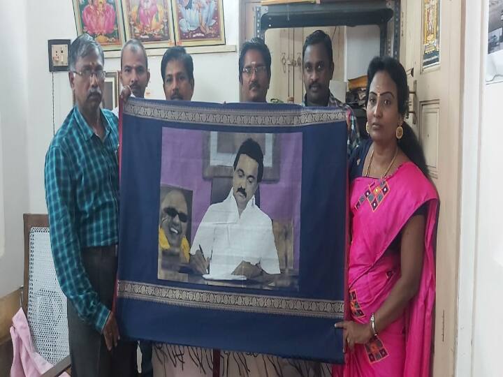 Chief Minister M.K. Stalin's photo in cotton sarre Paramakudi weavers are stunning நூல் சேலையில் முதலமைச்சர் ஸ்டாலின் உருவம்: பரமக்குடி நெசவாளர்கள் அசத்தல்!