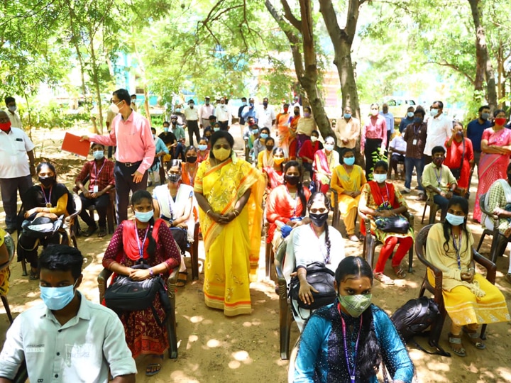 மரத்தடியில் படிக்கும் மாணவர்கள் தூங்கிவிடாமல் கல்வி கற்க வேண்டும் - மாணவர்களை கலாய்த்த தமிழிசை!